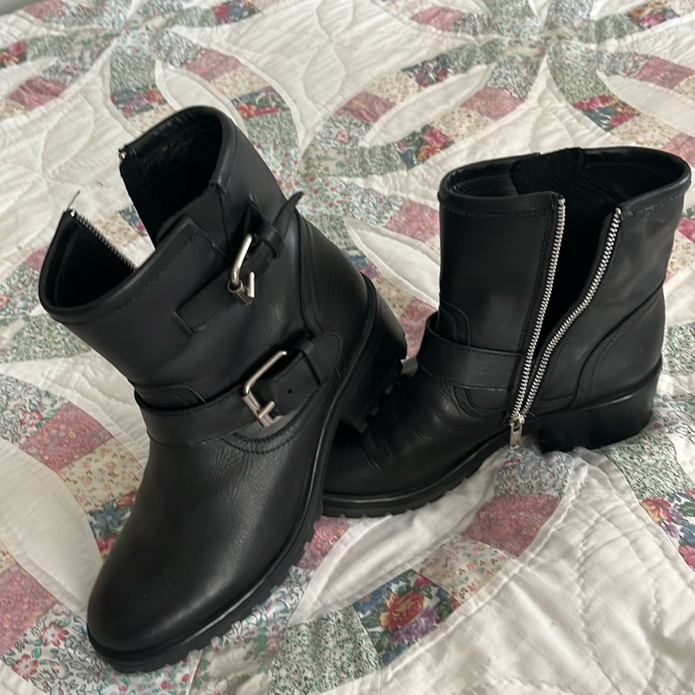 Black leather,worn very few times. Great condition.